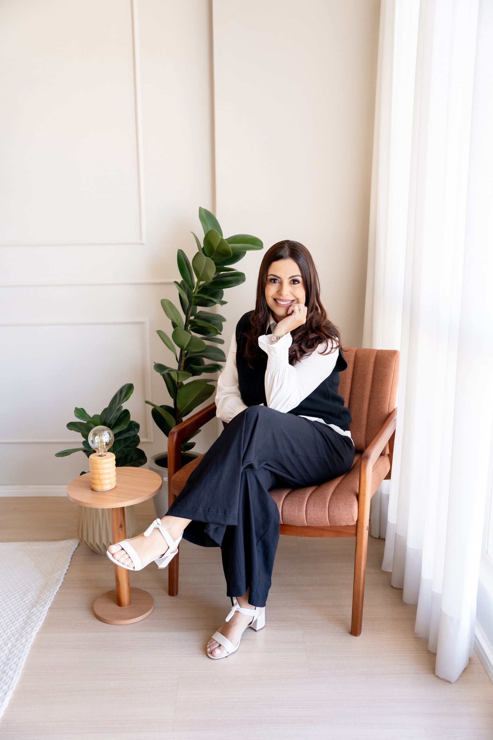 Bárbara sentada em uma poltrona no consultório